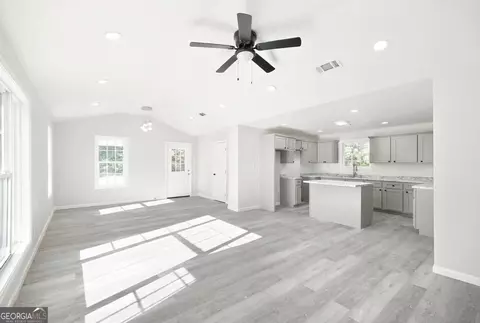 Living - 204 Thomas St, Dublin, GA 31021 photo 4 of 5