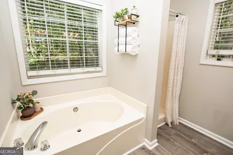 Bath - 5727 Kings Ct, Bethlehem, GA 30620 photo 2 of 4