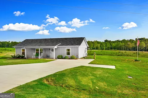 Exterior - 1019 W Hendricks St, Bowman, GA 30624 photo 6 of 6