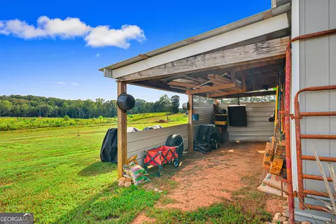 Exterior - 1019 W Hendricks St, Bowman, GA 30624 photo 5 of 6