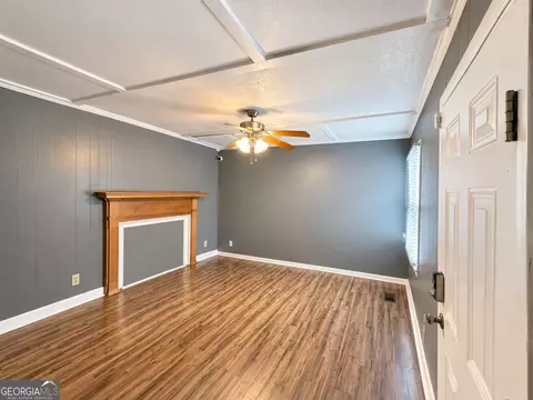 Living - 403 Thomas Blvd, Warner Robins, GA 31093 photo 3 of 4