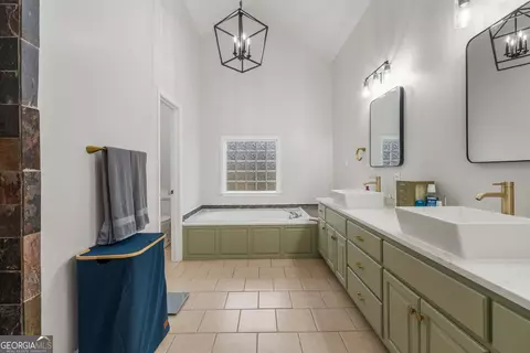 Bath - 832 Voorhees Rd E, Hamilton, GA 31811 photo 1 of 6