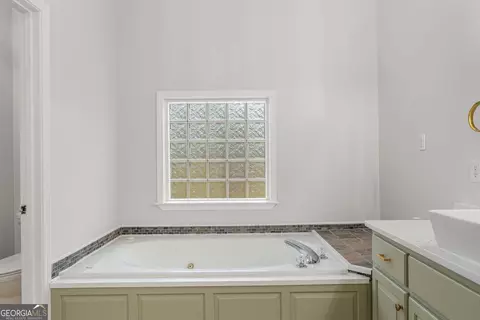 Bath - 832 Voorhees Rd E, Hamilton, GA 31811 photo 3 of 6