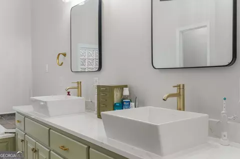Bath - 832 Voorhees Rd E, Hamilton, GA 31811 photo 2 of 6