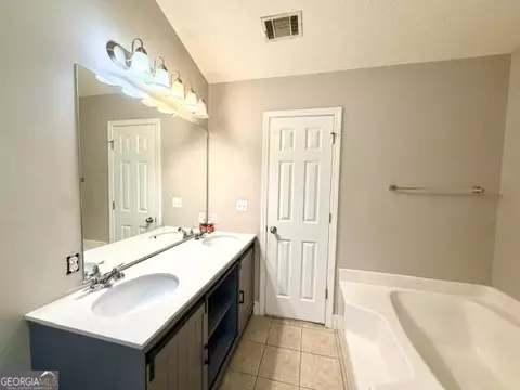 Bath - 100 Deer Creek Dr, Lagrange, GA 30240 photo 2 of 4