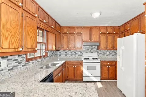 Kitchen - 2761 Mcdonough Rd, Hampton, GA 30228 photo 1 of 1