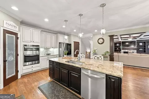 Kitchen - 605 Settles Brook Ct, Suwanee, GA 30024 photo 4 of 6