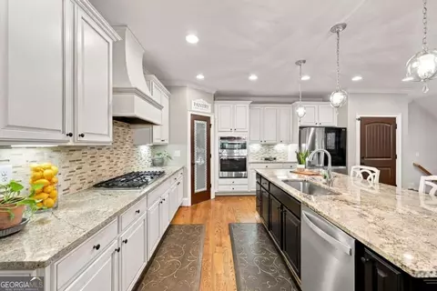 Kitchen - 605 Settles Brook Ct, Suwanee, GA 30024 photo 3 of 6
