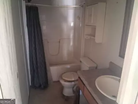 Bath - 227 Hanover Dr, Byron, GA 31008 photo 2 of 2