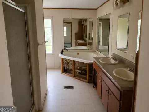 Bath - 227 Hanover Dr, Byron, GA 31008 photo 1 of 2