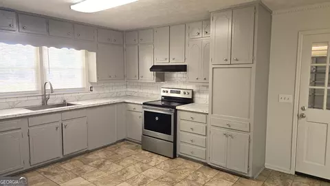 Kitchen - 3245 Hamilton Mill Rd, Buford, GA 30519 photo 2 of 3