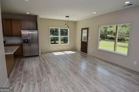Living - 164 Johnson St, Barnesville, GA 30204 photo 3 of 5