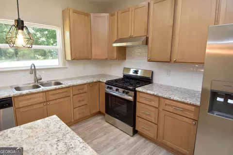 Kitchen - 164 Johnson St, Barnesville, GA 30204 photo 2 of 5