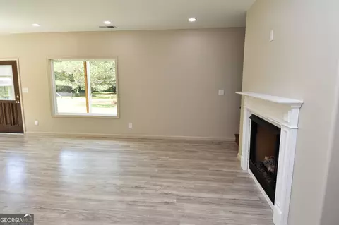Living - 164 Johnson St, Barnesville, GA 30204 photo 2 of 5