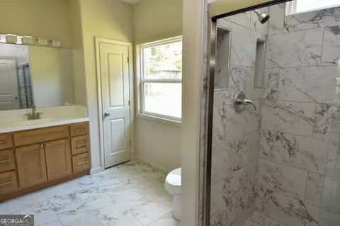 Bath - 164 Johnson St, Barnesville, GA 30204 photo 1 of 9