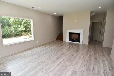 Living - 164 Johnson St, Barnesville, GA 30204 photo 4 of 5