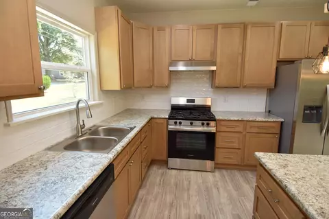 Kitchen - 164 Johnson St, Barnesville, GA 30204 photo 4 of 5