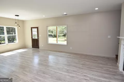 Living - 164 Johnson St, Barnesville, GA 30204 photo 1 of 5