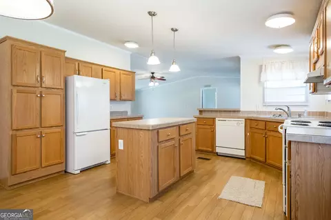 Kitchen - 6257 Bailey Rd, Blackshear, GA 31516 photo 4 of 5