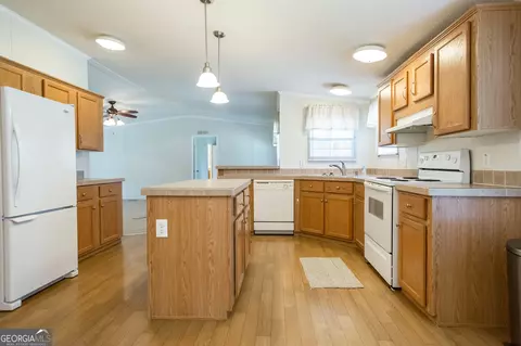 Kitchen - 6257 Bailey Rd, Blackshear, GA 31516 photo 3 of 5