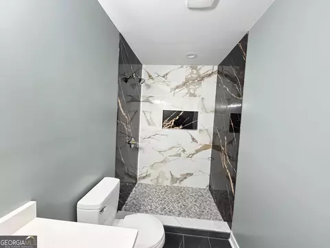 Bath - 109 Vernon St, Toccoa, GA 30577 photo 3 of 4
