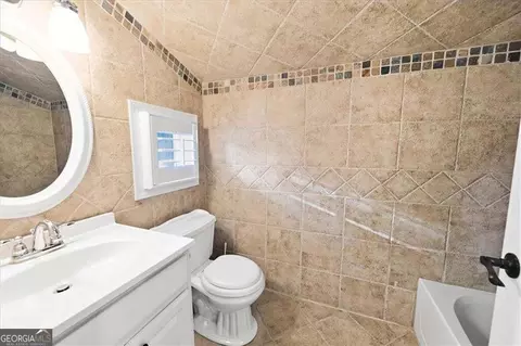 Bath - 1805 Stephens Ct, Monroe, GA 30656 photo 6 of 6