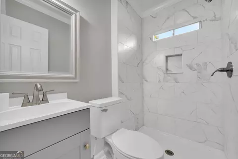 Bath - 232 S Pine St, Toccoa, GA 30577 photo 1 of 1