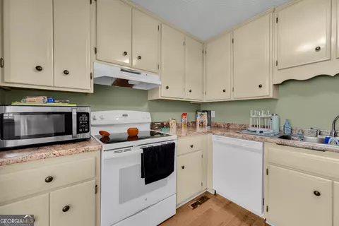 Kitchen - 64 White Valley Dr, Toccoa, GA 30577 photo 2 of 3