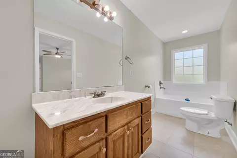 Bath - 1836 Mize Rd, Toccoa, GA 30577 photo 4 of 5
