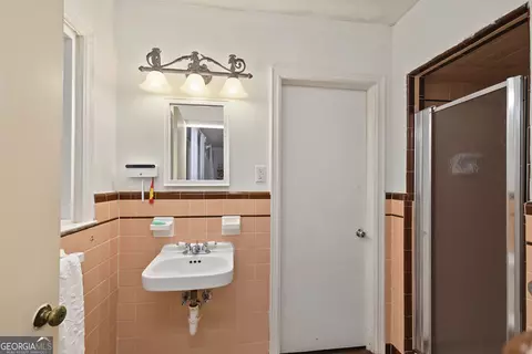 Bath - 1120 Maple Dr, Griffin, GA 30224 photo 1 of 2