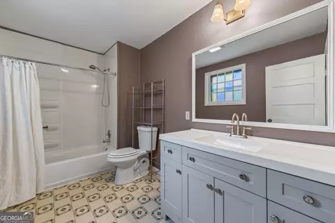 Bath - 124 Boulevard, Toccoa, GA 30577 photo 3 of 7