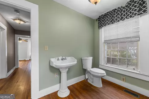 Bath - 124 Boulevard, Toccoa, GA 30577 photo 1 of 7