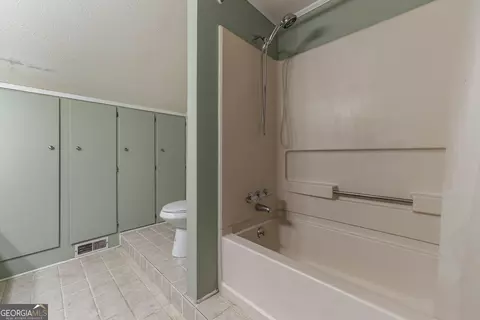Bath - 124 Boulevard, Toccoa, GA 30577 photo 5 of 7