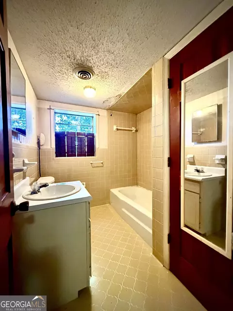 Bath - 511 Brookdale Dr, Dublin, GA 31021 photo 3 of 4