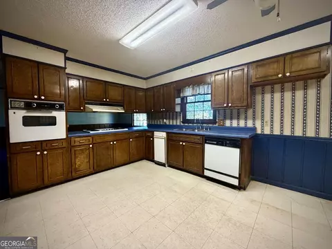 Kitchen - 511 Brookdale Dr, Dublin, GA 31021 photo 2 of 5