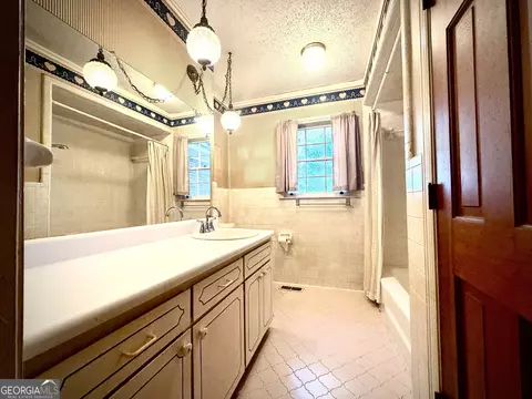 Bath - 511 Brookdale Dr, Dublin, GA 31021 photo 1 of 4