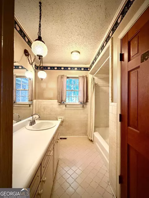 Bath - 511 Brookdale Dr, Dublin, GA 31021 photo 2 of 4