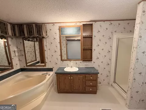 Bath - 5180 Old Cornelia Hwy, Lula, GA 30554 photo 2 of 3
