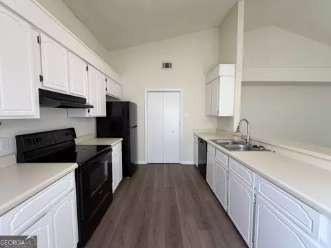 Kitchen - 99 Brookhaven Cir, Warner Robins, GA 31093 photo 2 of 3