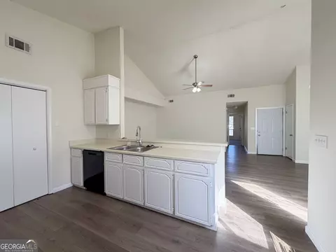 Kitchen - 99 Brookhaven Cir, Warner Robins, GA 31093 photo 1 of 3
