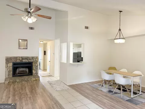 Living - 99 Brookhaven Cir, Warner Robins, GA 31093 photo 3 of 4