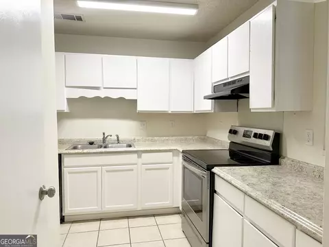 Kitchen - 99 Brookhaven Cir, Warner Robins, GA 31093 photo 3 of 3