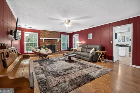 Living - 109 Oakdale Dr, Lagrange, GA 30240 photo 4 of 4