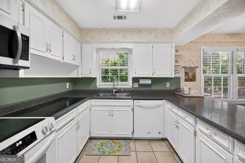 Kitchen - 109 Oakdale Dr, Lagrange, GA 30240 photo 3 of 5