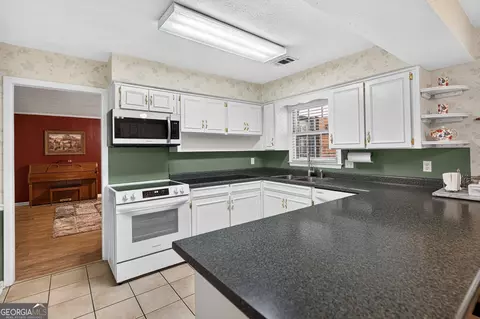 Kitchen - 109 Oakdale Dr, Lagrange, GA 30240 photo 4 of 5