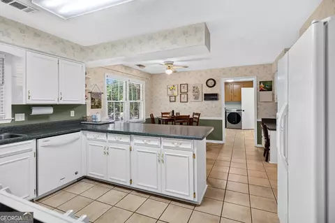 Kitchen - 109 Oakdale Dr, Lagrange, GA 30240 photo 2 of 5