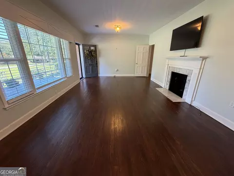 Living - 102 Zenith St, Dublin, GA 31021 photo 2 of 3