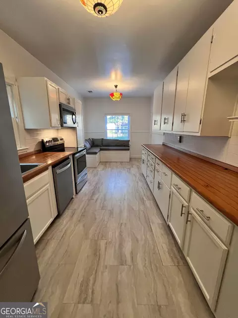 Kitchen - 102 Zenith St, Dublin, GA 31021 photo 2 of 4