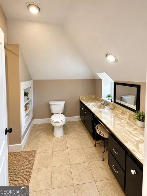 Bath - 142 E Broad St, Uvalda, GA 30473 photo 2 of 2