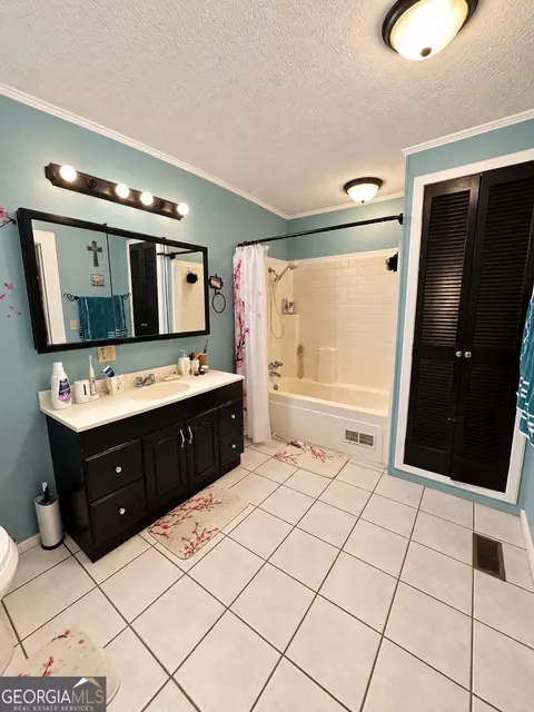 Bath - 142 E Broad St, Uvalda, GA 30473 photo 1 of 2